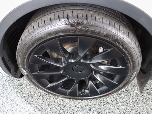 Used 2021 Tesla Model Y Long Range image 11