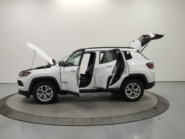 Used 2025 Jeep Compass Latitude AWD/4WD image 13