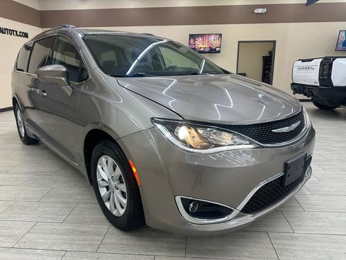 Used 2018 Chrysler Pacifica Touring-L Plus FWD image 3