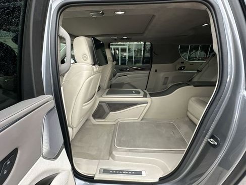 Certified 2021 Cadillac Escalade ESV Premium Luxury Platinum w/ Heavy-Duty Trailer Package image 30