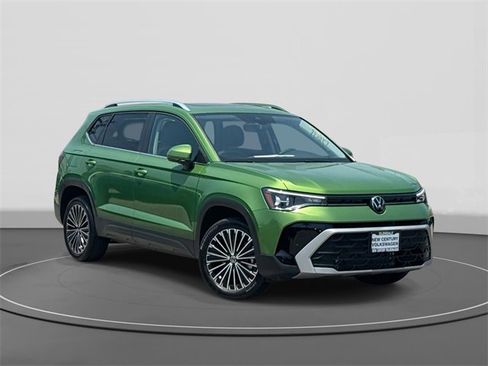 New 2025 Volkswagen Taos SE image 1