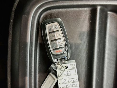 Used 2019 Chrysler Pacifica Touring Plus w/ Advanced Safetytec Group FWD image 36