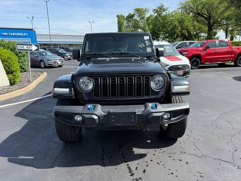 Used 2024 Jeep Wrangler Unlimited w/ Convenience Group AWD/4WD image 9