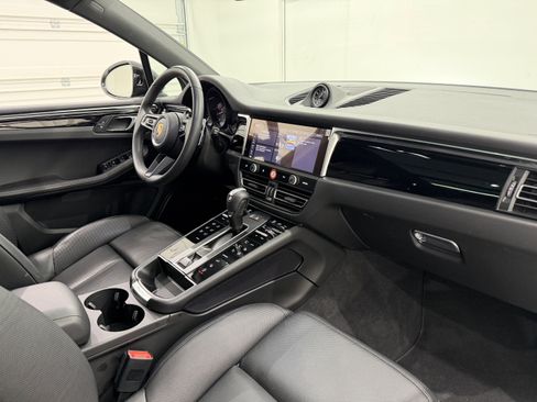 Certified 2025 Porsche Macan image 24