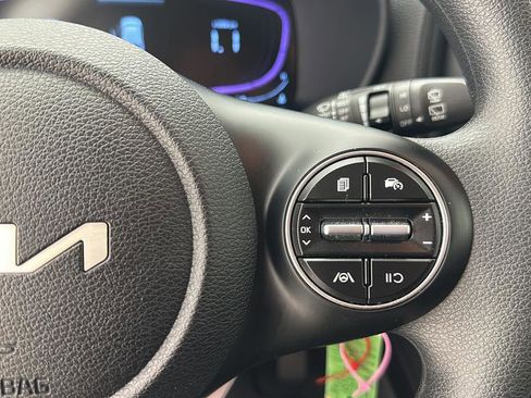 Used 2025 Kia Soul LX w/ LX Technology Package FWD image 18