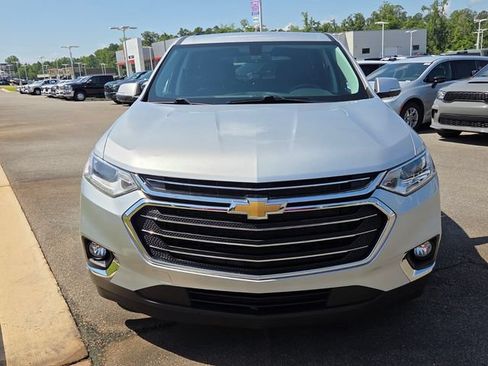 Used 2021 Chevrolet Traverse LT FWD image 2