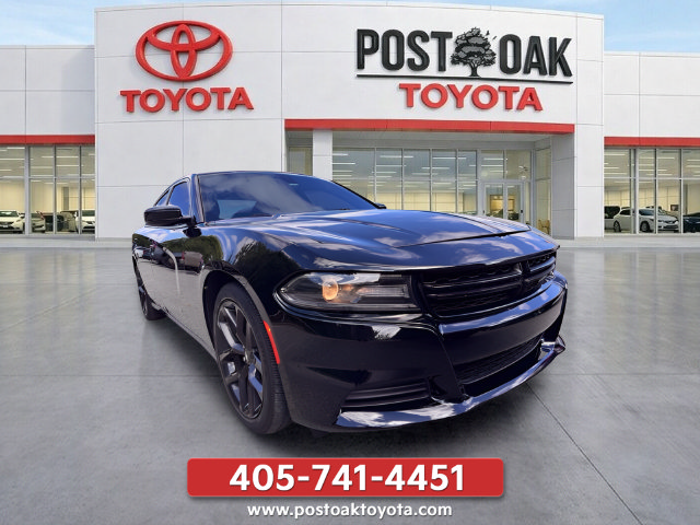 Used 2019 Dodge Charger SXT w/ Blacktop Package RWD image 10