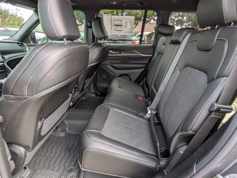 New 2026 Jeep Grand Cherokee Laredo image 15