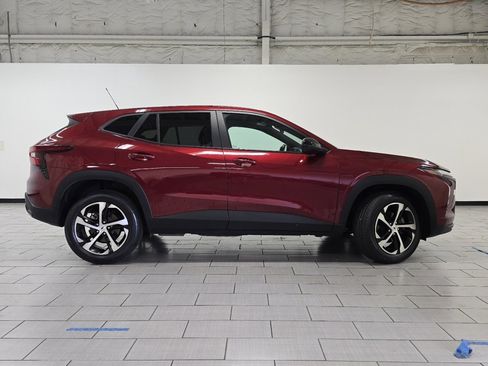 Used 2024 Chevrolet Trax RS FWD image 17