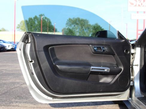 Used 2017 Ford Mustang Coupe RWD image 13