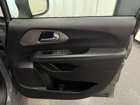 Used 2022 Chrysler Pacifica Limited w/ Uconnect Theater Family Group image 7