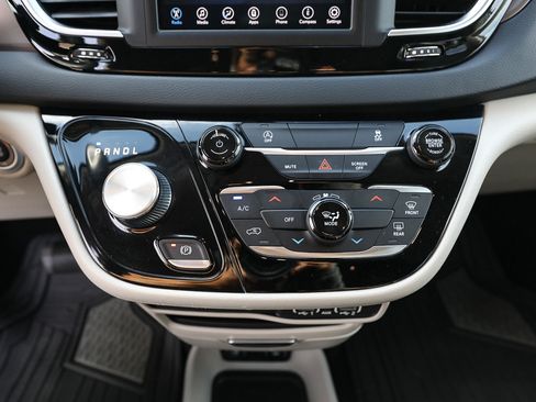 Used 2021 Chrysler Voyager Lxi FWD image 18