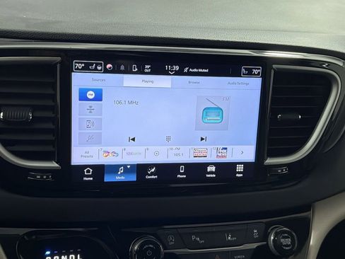 Used 2024 Chrysler Pacifica Touring-L image 18