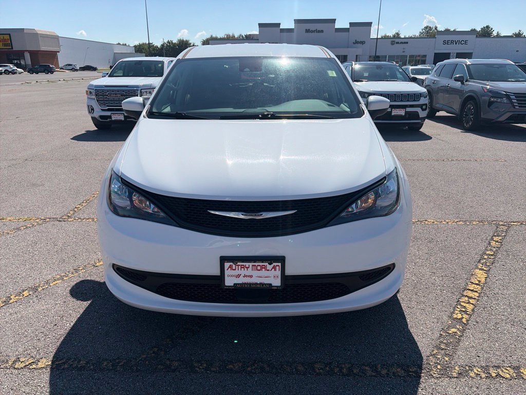 Used 2023 Chrysler Voyager LX FWD image 9