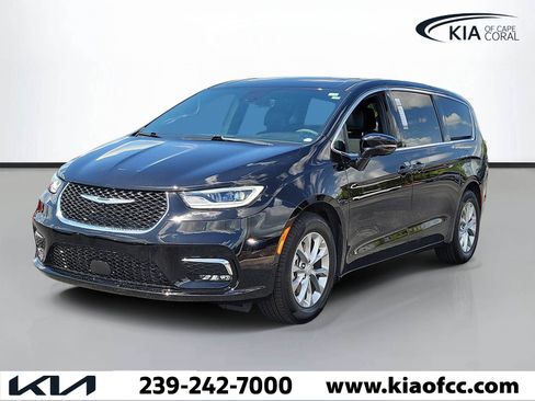 Used 2026 Chrysler Pacifica Limited FWD image 3