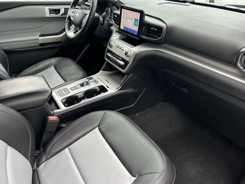 Used 2022 Ford Explorer XLT w/ Equipment Group 202A image 17