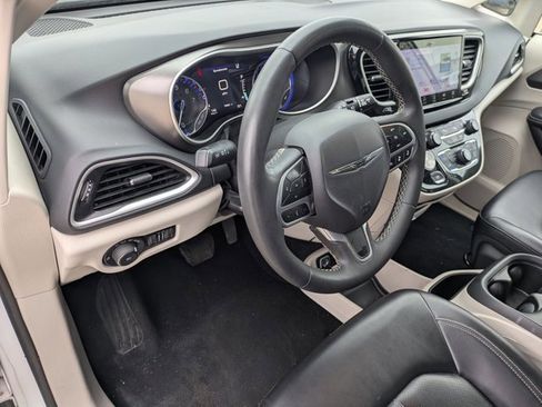 Used 2023 Chrysler Pacifica Touring-L FWD image 10