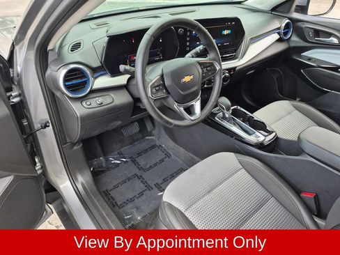 Used 2025 Chevrolet Trax LT w/ LT Convenience Package FWD image 11