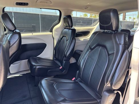 Used 2024 Chrysler Pacifica Touring-L FWD image 27