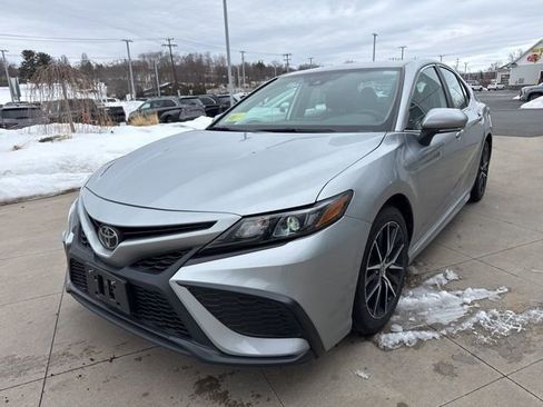 Used 2023 Toyota Camry SE image 3