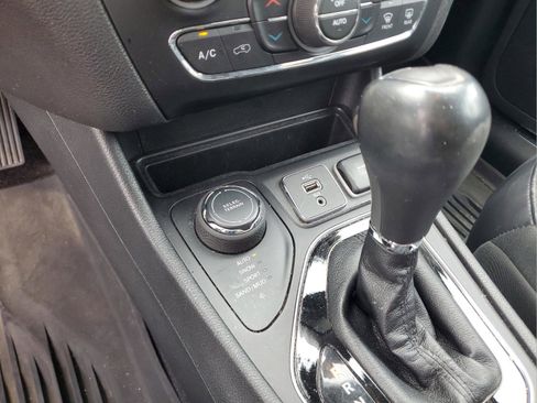 Used 2019 Jeep Cherokee Limited w/ Technology Group AWD/4WD image 19