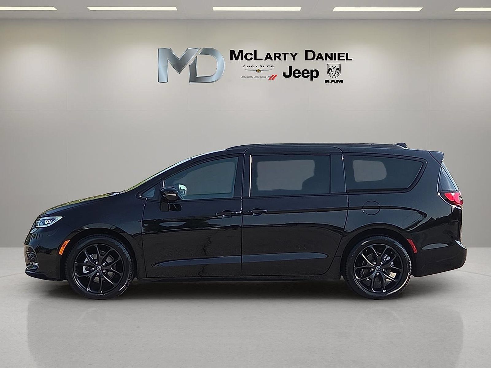 Used 2025 Chrysler Pacifica Limited FWD image 3