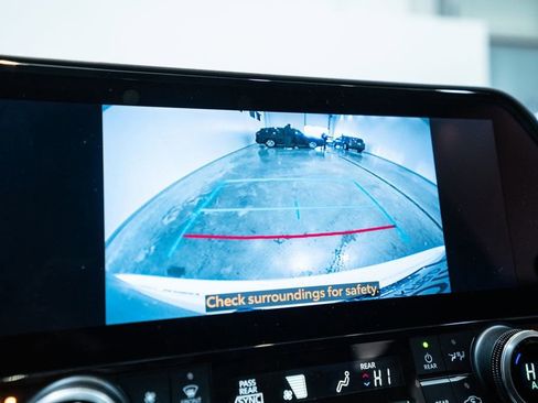 Certified 2024 Toyota Highlander XLE image 23