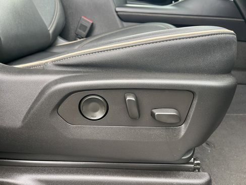 Used 2023 GMC Yukon SLT w/ SLT Luxury Package image 11