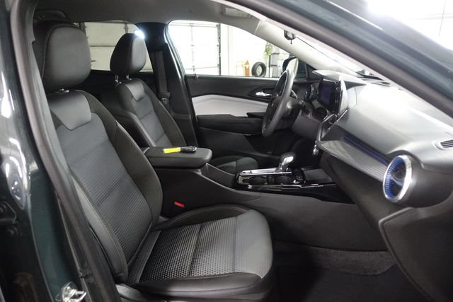 Used 2025 Chevrolet Trax LT FWD image 25