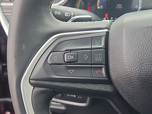 Used 2025 Jeep Grand Cherokee Altitude image 19