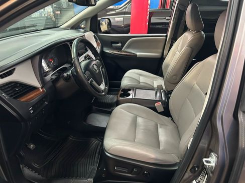 Used 2017 Toyota Sienna Limited Premium AWD/4WD image 11