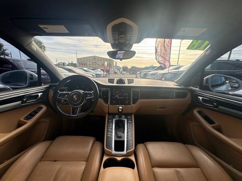 Used 2018 Porsche Macan AWD/4WD image 17