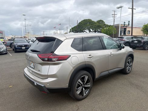 Used 2025 Nissan Rogue SL FWD image 2