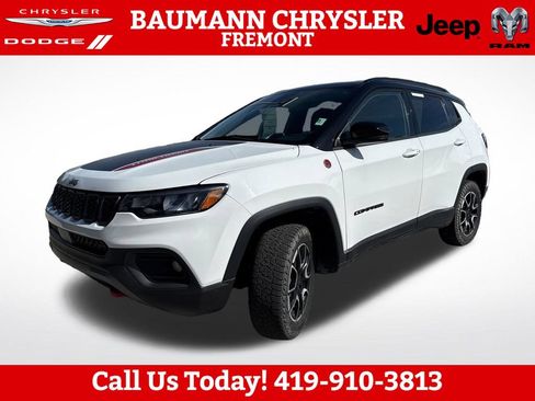 Used 2025 Jeep Compass Trailhawk AWD/4WD image 2