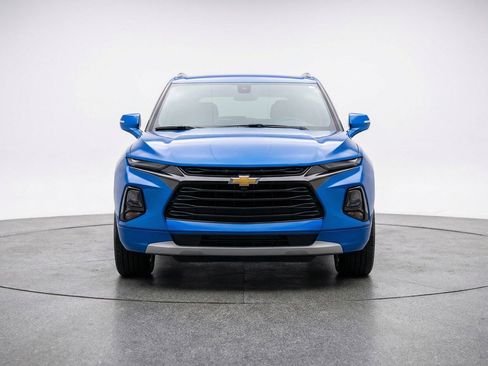 Used 2025 Chevrolet Blazer LT FWD image 2