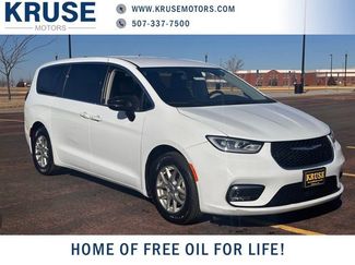 Used 2024 Chrysler Pacifica Touring-L video 1