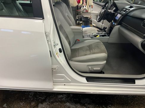 Used 2012 Toyota Camry XLE w/ Leather Pkg image 32