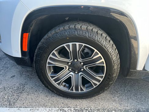 Used 2024 Jeep Wagoneer L Series II image 26