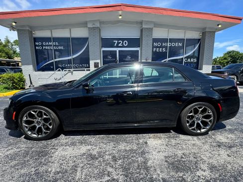 Used 2018 Chrysler 300 S w/ 300S Premium Group RWD image 9