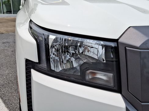 Certified 2025 Nissan Frontier SV AWD/4WD image 10