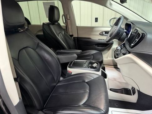 Used 2023 Chrysler Pacifica Touring-L FWD image 32