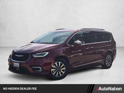 Used 2021 Chrysler Pacifica Limited w/ Uconnect Theater Family Group