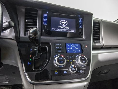 Used 2015 Toyota Sienna L image 21
