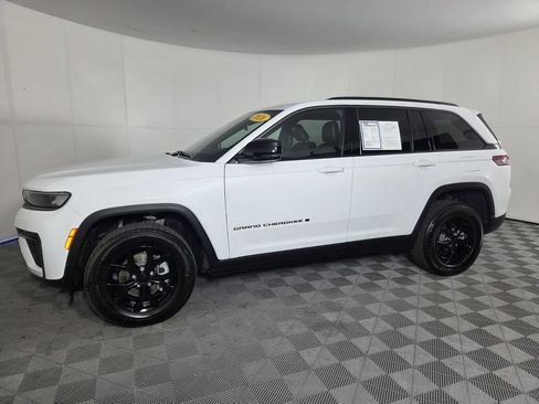Used 2026 Jeep Grand Cherokee Altitude RWD image 8