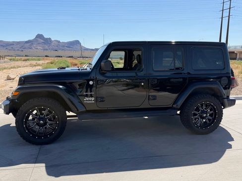 Used 2018 Jeep Wrangler Unlimited Sahara AWD/4WD image 5