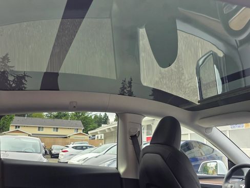 Used 2025 Tesla Model Y Long Range RWD image 14