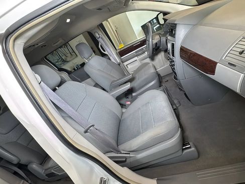 Used 2010 Chrysler Town & Country Touring FWD image 18