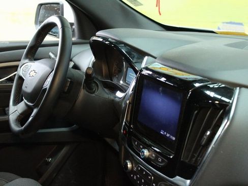 Used 2023 Chevrolet Traverse LT w/ Rear Camera Mirror Package image 9