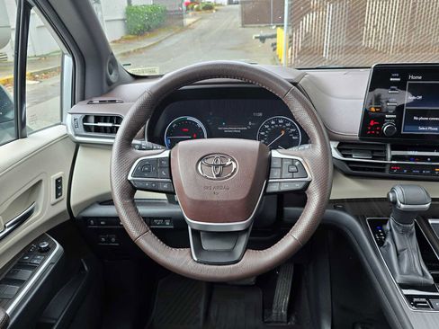 Used 2021 Toyota Sienna Platinum image 18