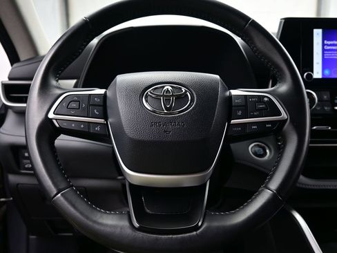 Used 2024 Toyota Highlander LE AWD/4WD image 24